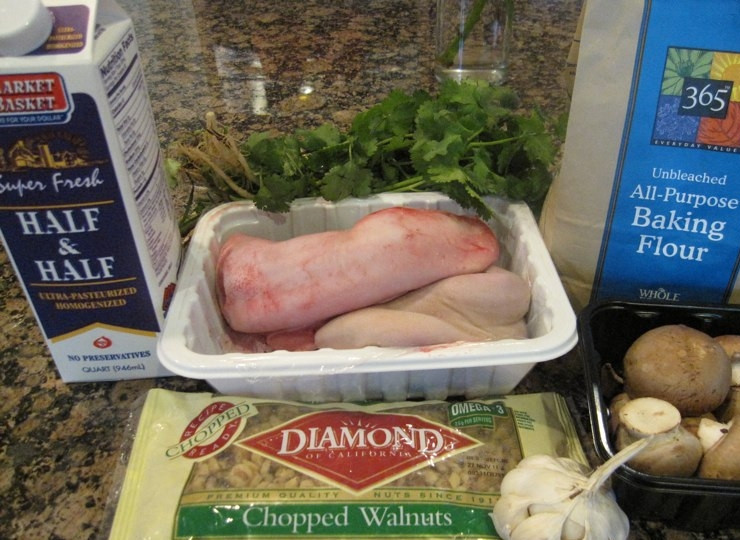 1. Этап. Язык под соусом бешамель: 1. Все ингредиенты для этого блюда продаются в любом супермаркете. Язык лучше брать говяжий и его нужно как следует проварить.