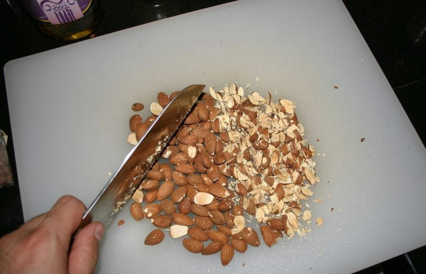 1. Этап. Салат из куриных грудок: 3. Миндаль у меня сырой, не обжариваю его, а использую сразу, измельчаю ножом.