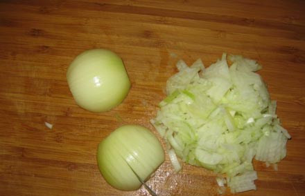 1. Этап. Фарш для пельменей: Репчатый лук чистим, нарезаем его очень мелкими кубиками. Для этого нужен очень острый нож и немного сноровки. А вообще, я разрезаю каждую луковицу пополам, затем прорезаю половину луковицы поперек волокон с шагом около 3 мм, но не дорезая с одного края (чтоб нарезка не распалась), ну и в завершении, луковица нарезается поперек ранее сделанных разрезов.