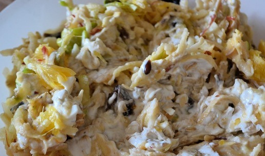 1. Этап. Салат-десерт с черносливом: Смешать фрукты, сухофрукты и овсянку.