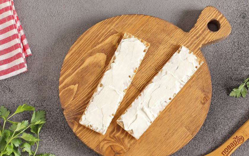 1. Этап. Диетические бутерброды: Намажьте хлебцы любым творожным сыром, с минимальным процентом жирности.