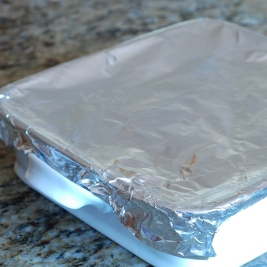 1. Этап. Французский хлебный пудинг с ягодами: Накрываем блюдо фольгой и ставим в холодильник на ночь.