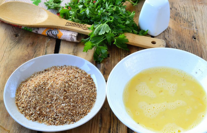 1. Этап. Дордочки с фаршем: 2 яйца взбейте с небольшим количеством молока, солью и перцем. В отдельную миску насыпьте панировочных сухарей.