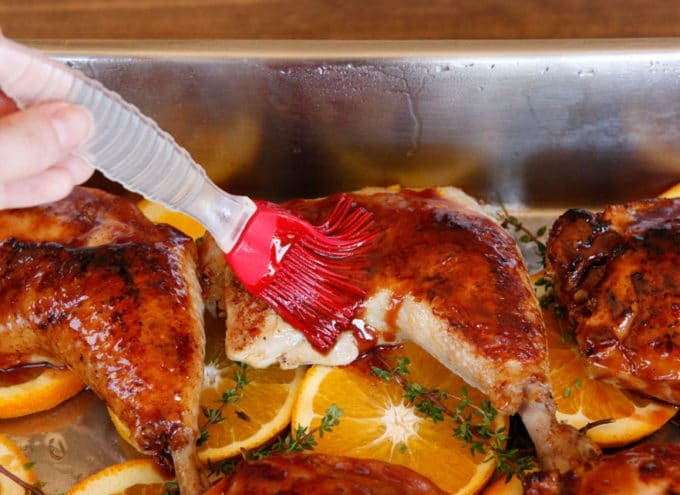 1. Этап. Глазированные куриные ножки: 4. Сверху выложите курицу. Смажьте её сиропом и плотно закройте фольгой.