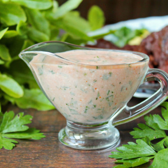 Соус из простокваши с томатной пастой