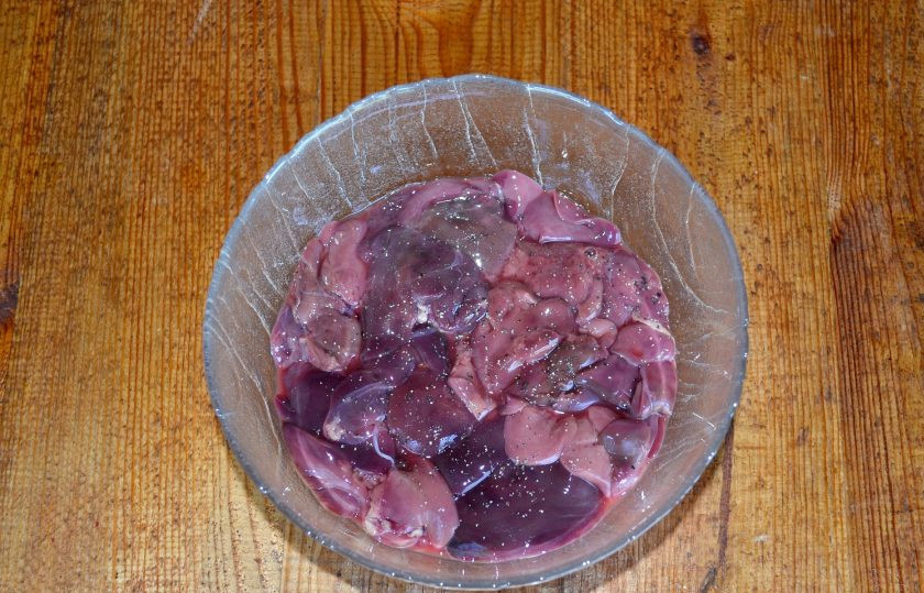 1. Этап. Печень в беконе на мангале: Печень вымойте, обсушите, посолите и поперчите по вкусу.