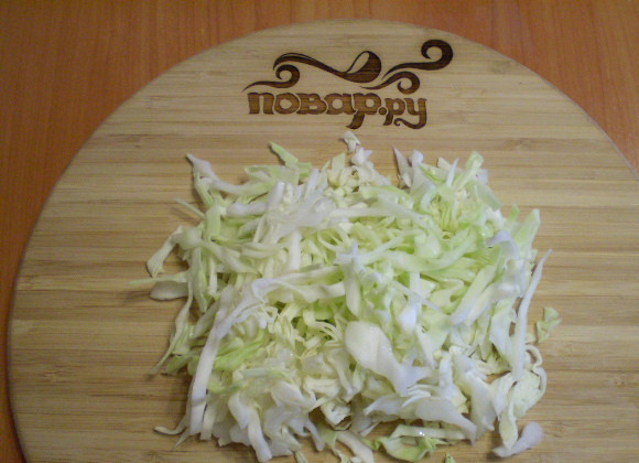 1. Этап. Вегетарианские щи: 5. Нашинкуйте капусту.