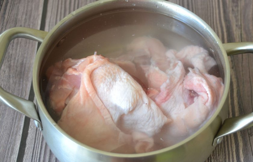 1. Этап. Куриный суп с тортильями: Первым делом поставьте вариться куриный бульон, потребуется примерно 2 литра.