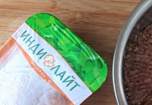 1. Этап. Котлеты Космос: Для приготовления фарша перекручиваем филе индейки с половиной головки репчатого лука. У меня - филе грудки индейки 