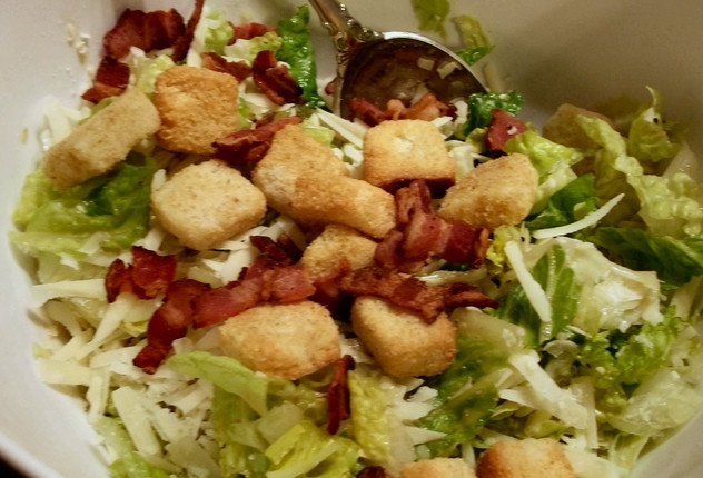 1. Этап. Cалат Цезарь: Украшаем салат беконом, сухариками и тертым пармезаном. Приятного аппетита!