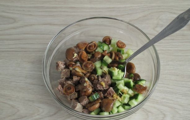 1. Этап. Салат Шаньдун с говядиной: Соедините все компоненты, добавьте измельченный чеснок, добавьте маринованные грибы, соевый соус, перемешайте.