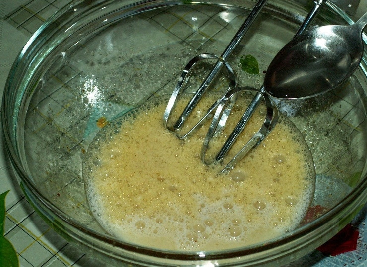 1. Этап. Морской язык в кляре: Затем вливаем шесть ложек воды.