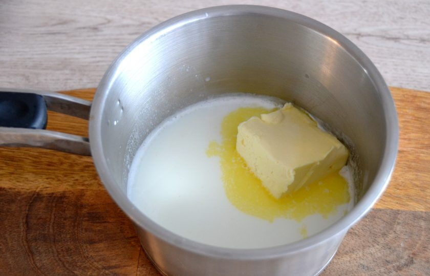 1. Этап. Крем Пломбир для эклеров: Для приготовления теста для эклеров влейте в сотейник молоко 125 мл., воду 125 мл., нагрейте до закипания, добавьте сливочное масло (100 грамм).