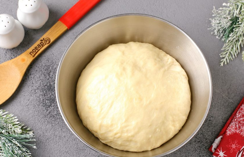 1. Этап. Мясной пирог Лапа тигра: Подошедшее тесто необходимо обмять, после чего дайте ему подняться ещё раз.