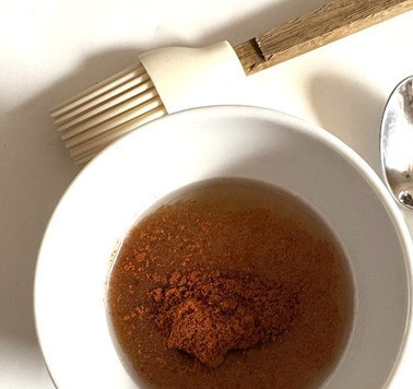 1. Этап. Куриный шницель из духовки: Смешать масло со сладкой паприкой.