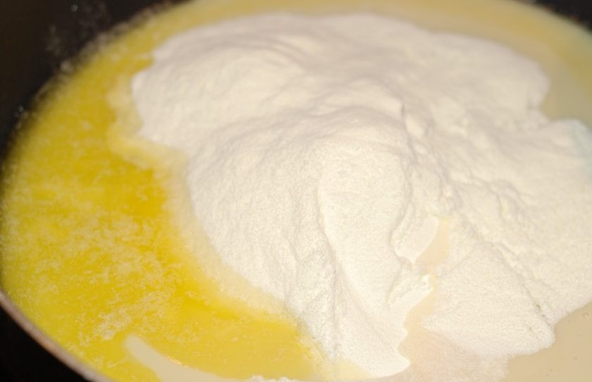 1. Этап. Шоколадная Педа (Индийские ириски): 1. На сковороде растопите сливочное масло, добавьте сухое молоко и перемешайте.