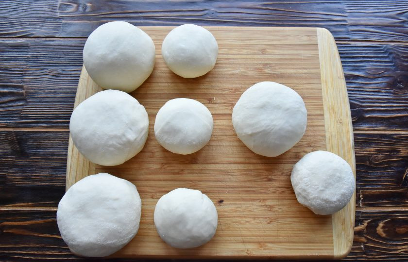 1. Этап. Табасаранское чуду: Из данного количества ингредиентов получается 4 больших чуду, диаметром 29-30 см. Тесто разделите на четыре части, весом примерно 380 граммов. В свою очередь каждую часть разделите на две неравные части. Пресное тесто очень быстро подсыхает, поэтому целесообразно накрыть его пленкой или полотенцем.