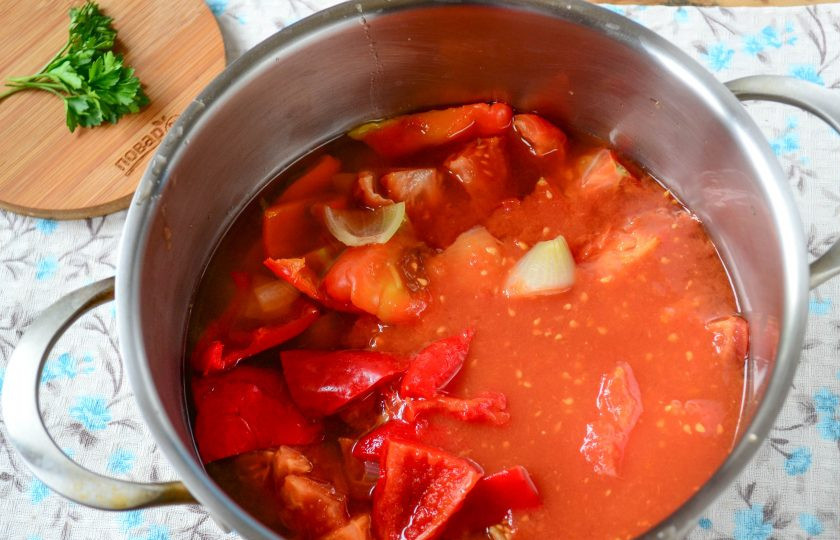 1. Этап. Томатный суп с перцем и рисом: Добавьте также томатный сок, предварительно его попробуйте, если он слишком кислый, то добавьте 1 ч. ложку сахара, чтобы сбаллансировать вкус, и немного паприки. Поставьте кастрюлю на огонь и доведите до кипения, варите суп на медленном огне, пока все овощи не станут мягкими. В каждом случае время приготовления может отличаться, поскольку плотность помидоров и перца бывает разная.