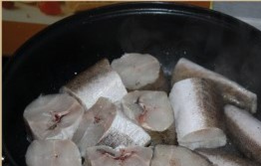 1. Этап. Рыба в томате в мультиварке: Разогреваем сковородку и наливаем немного масла. Обжариваем рыбу на сильном огне по 3-4 минуты с каждой стороны.