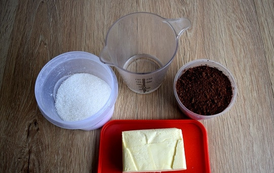 1. Этап. Бисквитный торт с творожным кремом: Для глазури нам понадобятся: вода, сахар, размягченное сливочное масло и какао-порошок.