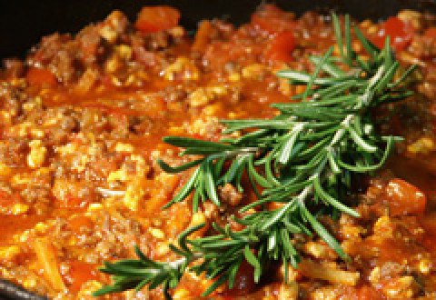 1. Этап. Лазанья с овощами и фаршем: 5. Отправляем перец и морковь к фаршу, перемешиваем и тушим около 10 минут на слабом огне. Особой пикантности придаст веточка розмарина и тонкие прованские травы.