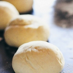 1. Этап. Немецкие брецели: 2. После того как тесто подошло, выложите его на рабочий стол, разделите на 8-10 равных частей. Скатайте их в шарики и оставьте подходить еще минут на 15-20.