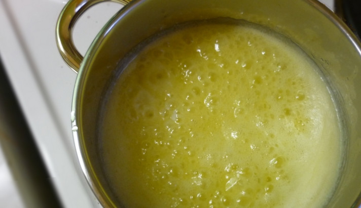 1. Этап. Конфеты Сливочная помадка: В сотейнике или кастрюльке растопите сливочное масло с сахаром и ванилином.