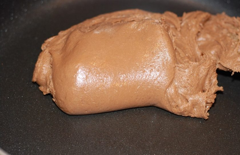 1. Этап. Шоколадная Педа (Индийские ириски): 4. Скатайте ирис в колбаску и нарежьте на небольшие конфетки.