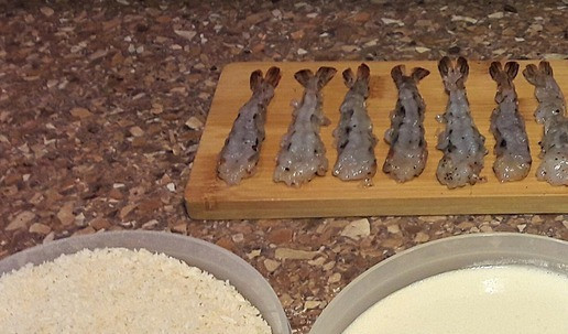 1. Этап. Тигровые креветки в темпуре и фритюре: Опускаем креветки по одной штуке: сначала в кляр, потом в панировочные сухари. Это можно делать два раза и даже три. Тогда креветки будут большого размера. А панировка очень вкусная, хрустящая! Окуная креветки, держите их за хвостики.