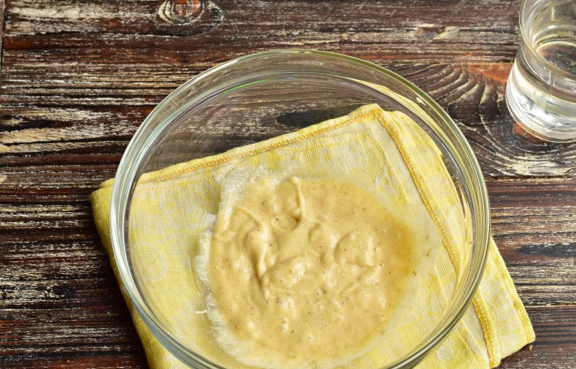 1. Этап. Банановый кисель: С помощью блендера измельчите его в пюре.