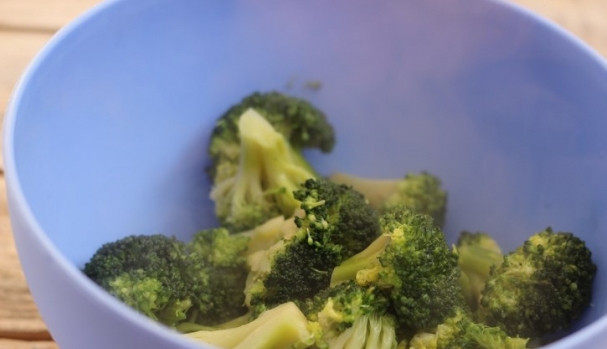 1. Этап. Брокколи под сырным соусом: 3. Сливаю воду с брокколи через дуршлаг и оставляю для остывания.