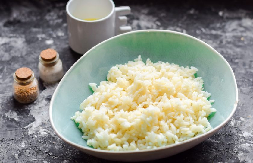 1. Этап. Салат с рисом и морепродуктами: Отварной рис переложите в салатник.