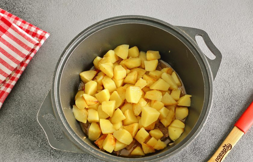 1. Этап. Немецкий гуляш: Через 30 минут добавьте обжаренный картофель к мясу.