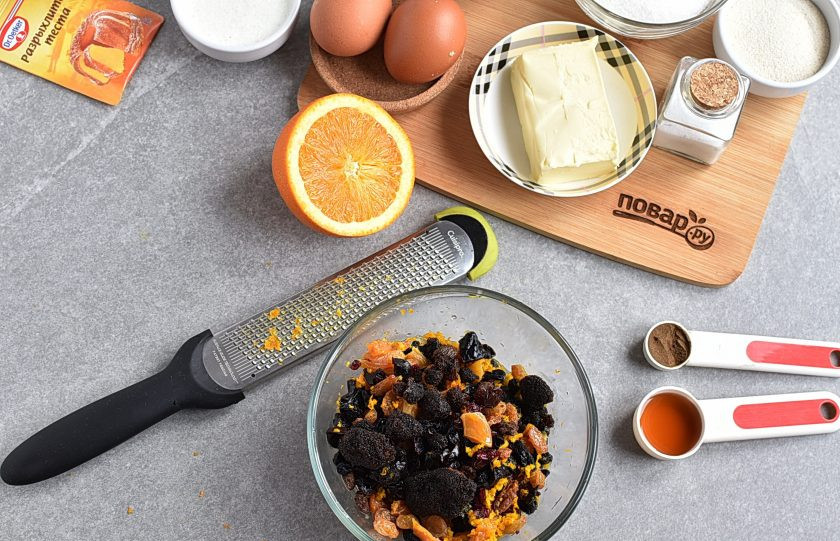 1. Этап. Рождественский кекс: Начнем с экспресс-подготовки сухофруктов. Промойте сухофрукты, выложите в миску, подходящую для микроволновой печи. Добавьте цедру и сок половины апельсина, темный сахар и 50 мл. горячей воды. Перемешайте и поставьте в микроволновку на 3 минуты. Дайте постоять 5 минут и еще раз поставьте в микроволновку на 3 минуты при половинной мощности. Остудите. Если хотите, добавьте 1-2 столовых ложки крепкого ароматного алкоголя — рома или коньяка.