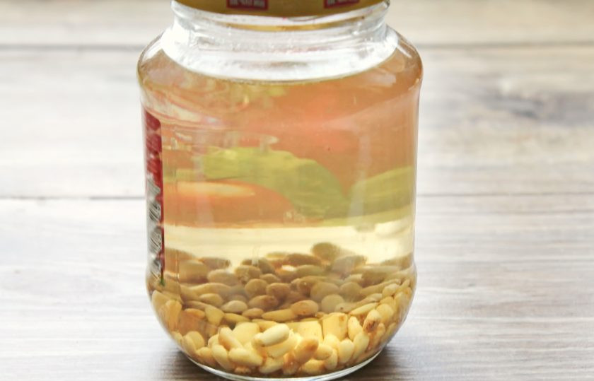 1. Этап. Самогон на кедровых орешках с медом: Уберите в темное место на 14 дней, встряхивая каждые 2 дня.