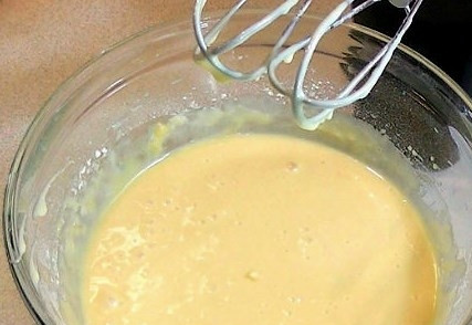 1. Этап. Простой рецепт кекса в микроволновке: С помощью миксера взбейте тесто до однородности.