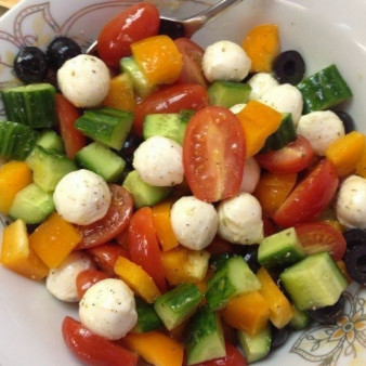 Салат с моцареллой и маслинами