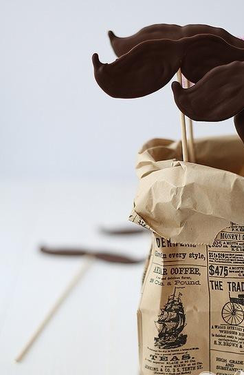 1. Этап. Усы из шоколада на палочке: Дайте шоколаду застыть - предлагайте гостям и наслаждайтесь праздником! :)