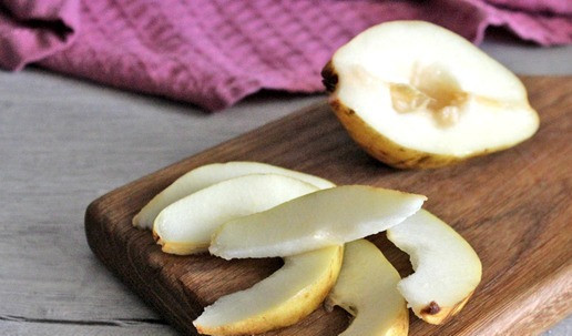 1. Этап. Венгерская ватрушка с грушей: Грушу помыть, вынуть семенную коробочку и нарезать на тонкие слайсы.