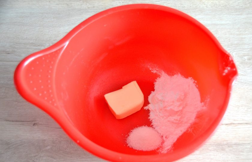 1. Этап. Кофейный торт-суфле: Разотрите до однородности 50 грамм мягкого сливочного масла, ванильный сахар и сахарную пудру.