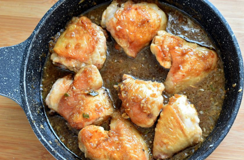 1. Этап. Курица в имбирно-пивной глазури: Верните курицу в сковороду. Убавьте нагрев, чтобы соус лишь слегка кипел и тушите курицу без крышки, часто переворачивая, до загустения соуса.