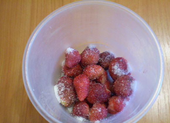 1. Этап. Клубничный коктейль в блендере: 3. Сложите в чашу блендера, всыпьте сахар и щепотку ванилина.