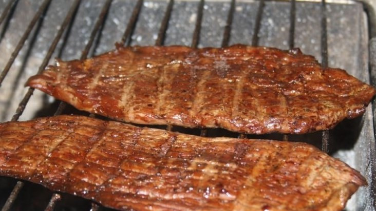 1. Этап. Ромштекс из говядины на гриле: Ромштексы будут готовы уже через 10-12 минут.