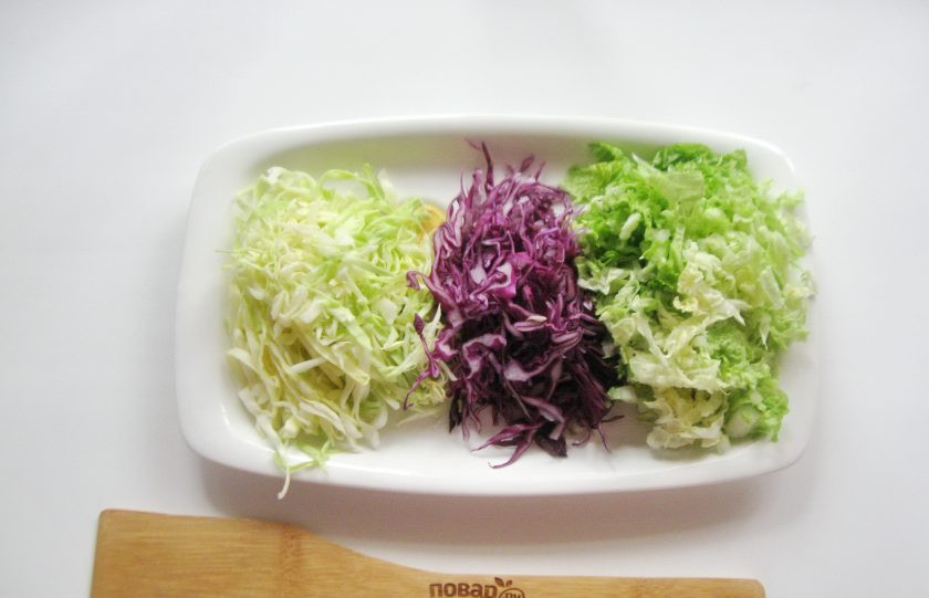 1. Этап. Салат Три капусты: Все три вида капусты нарежьте тонкой соломкой.