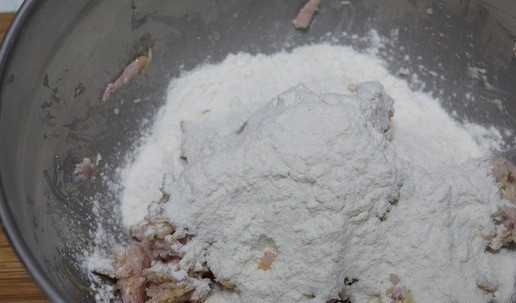 1. Этап. Закусочное печенье Малютка: Добавить муку.