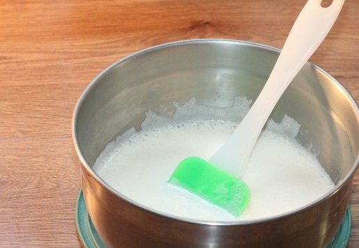 1. Этап. Пирог солнечный: 6. Вливаем в большую миску масляную смесь и сахарную, перемешиваем.