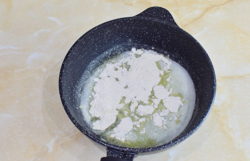 1. Этап. Телятина по-Орловски: Для соуса растопите в сковороде сливочное масло и добавьте муку. Обжарьте в течение минуты.