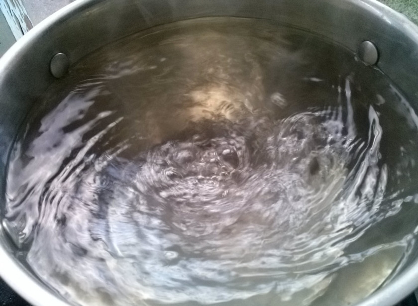 1. Этап. Хинкали (классический рецепт): Закипятите воду, посолите. Размешайте воду так, чтобы был водоворот.