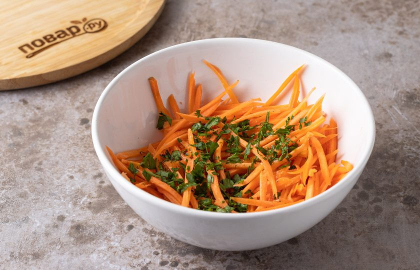 1. Этап. Салат из моркови как в столовой: Соедините морковь, петрушку и заправку. Перемешайте салат.