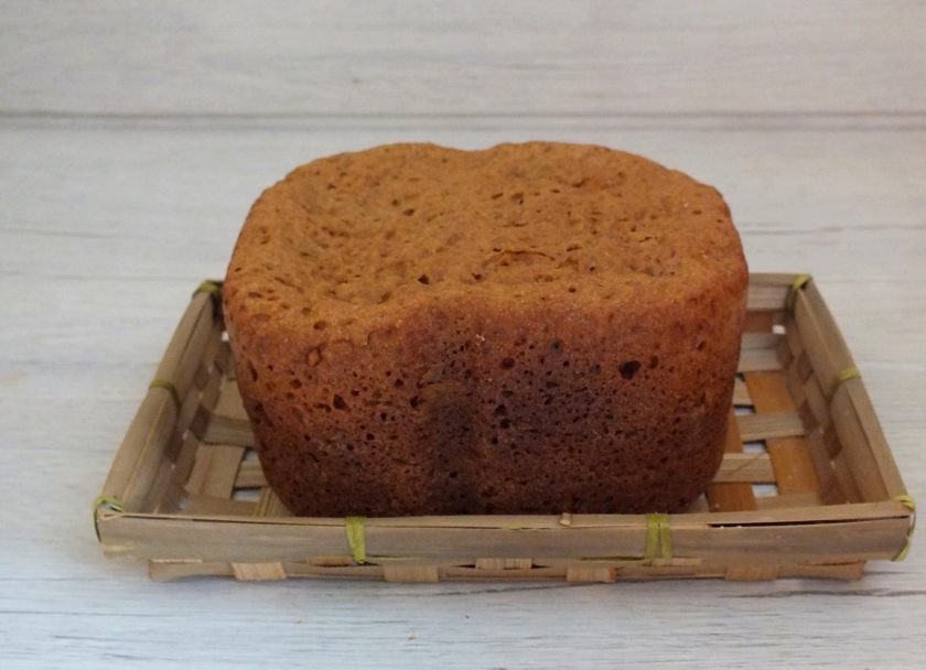 1. Этап. Хлеб на квасе в хлебопечке: После звукового сигнала извлеките хлеб из ведерка. Остудите, прикрыв полотенцем. В идеале дать хлебу отлежаться в течение 6-8 часов.